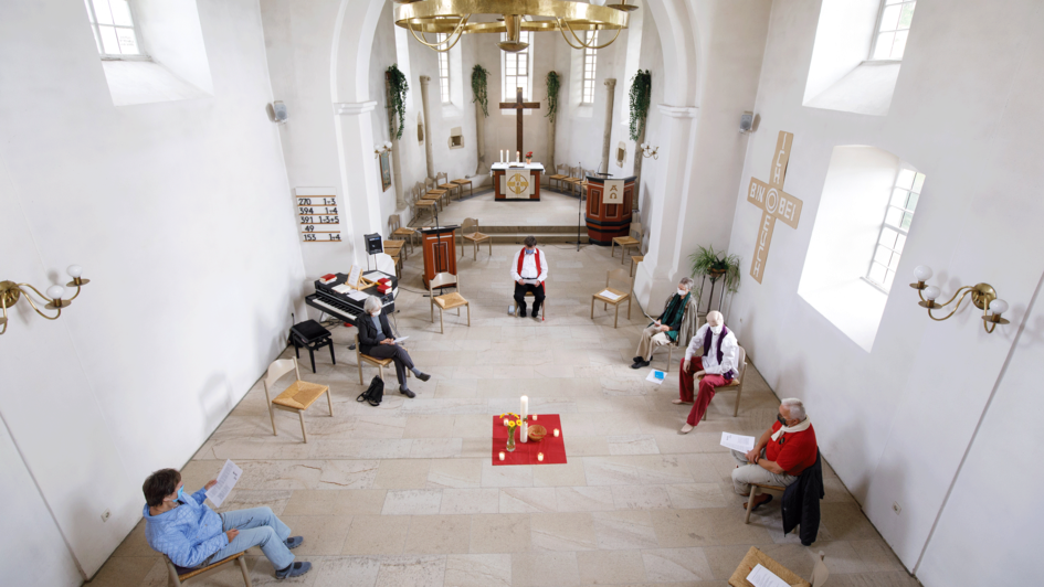 Ein Gottesdienst in besonderer Form und unter Auflagen während der Corona-Pandemie. Ein Gottesdienst in besonderer Form und unter Auflagen während der Corona-Pandemie.