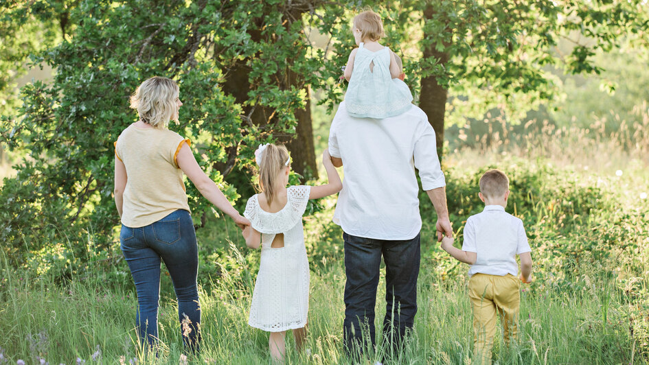 Familie mit 3 Kindern bei einem Spaziergang in der Natur Familie mit 3 Kindern bei einem Spaziergang in der Natur
