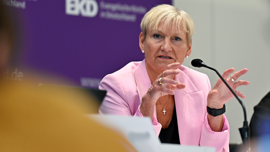 Bischöfin Kirsten Fehrs, Ratsvorsitzende der EKD, bei einer Pressekonferenz