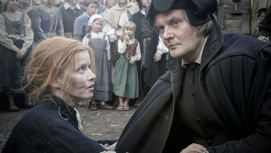 Szene aus dem Film 'Katharina Luther' von Regisseurin Julia von Heinz. (Foto: Luther hilft Katharina auf dem Marktplatz in Wittenberg; Devid Striesow als Martin Luther und Karoline Schuch als Katharina von Bora)