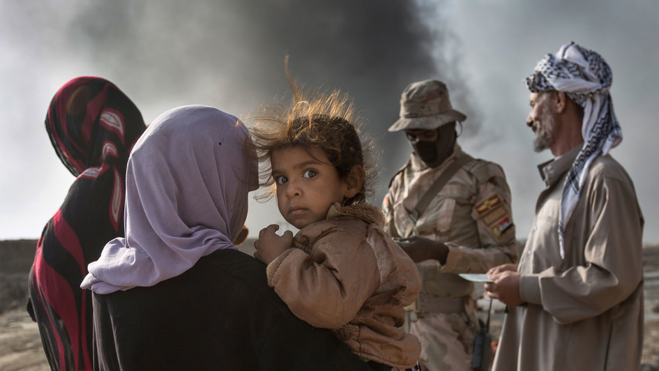Irakische Familien fluechten aus ihren Doerfern bei Mossul, die von schweren Kaempfen zwischen dem IS und den Irakis betroffen sind, in die Wueste. Hier bittet eine Familie mit kleinem Kind am 20.10.16 an einem Posten der Irakischen Armee in der Naeh​e vo