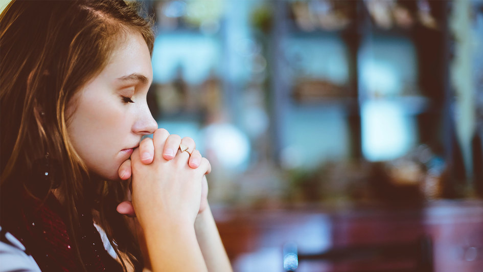 Symbolbild: Frau betet