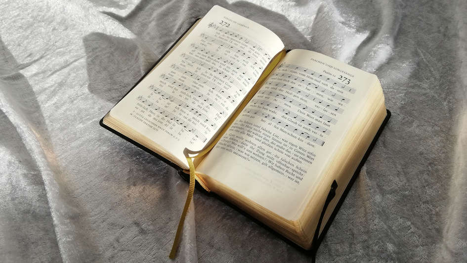 Ein aufgeschlagenes Gesangbuch