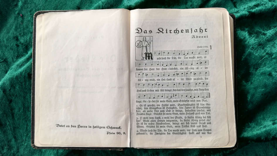 Aufgeschlagenes Gesangbuch - 'Macht hoch die Tür ...' Aufgeschlagenes Gesangbuch - 'Macht hoch die Tür ...'