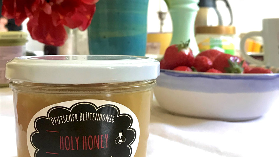 Ein Glas 'Holy Honey' steht auf einem gedeckten Frühstückstisch