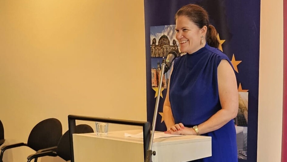 Foto von OKR'in Katrin Hatzinger bei Begrüßung zur Vorstellung des Friedensgutachtens 2026
