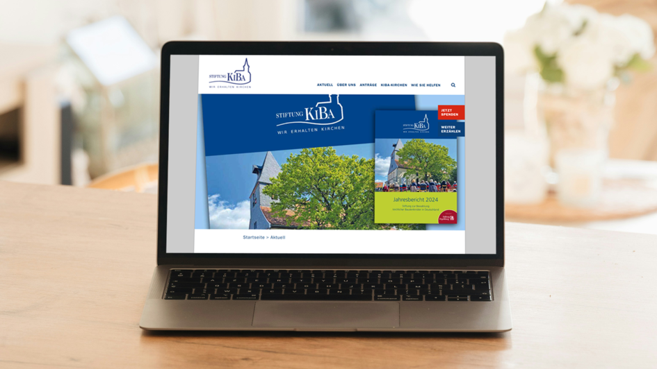 Der Jahresbericht 2024 der Stiftung KiBa, aufgerufen auf einem Laptop