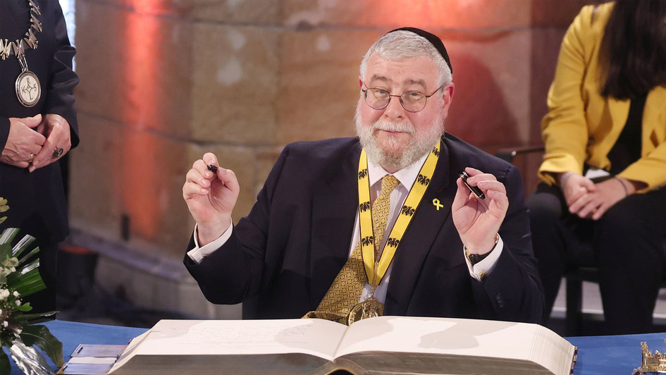 Der Praesident der Konferenz der Europaeischen Rabbiner, Oberrabbiner Pinchas Goldschmidt (Foto), hat den diesjaehrigen Internationalen Karlspreis zu Aachen erhalte