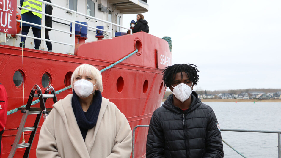 Claudia Roth und Alpha Jor Barry bei der Schiffstaufe der Sea Eye 4