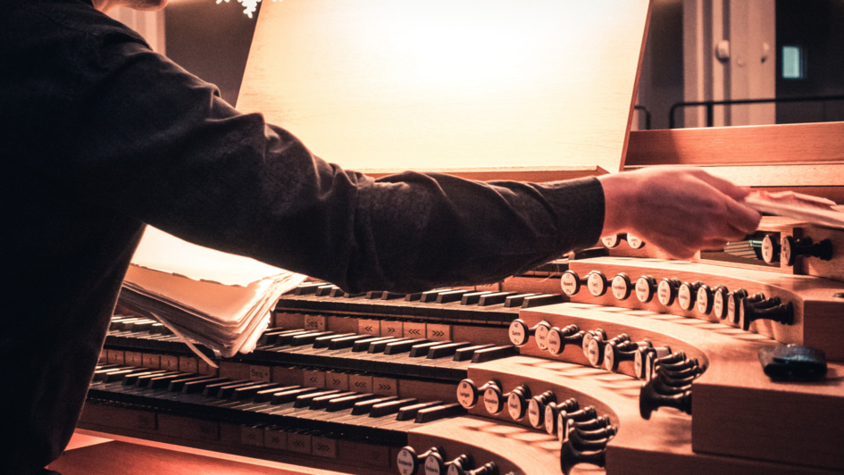 Orgelklaviatur mit Händen Orgelklaviatur mit Händen