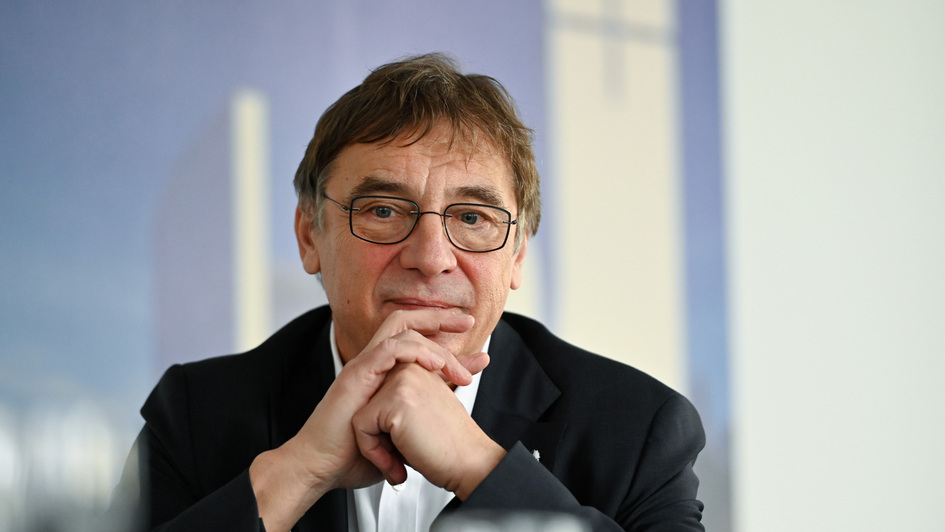Volker Jung, Kirchenpraesident der Evangelischen Kirche in Hessen und Nassau (EKHN), am 22.11.2024 im Gespraech mit dem Evangelischen Pressedienst (epd) in Frankfurt am Main. Volker Jung, Kirchenpraesident der Evangelischen Kirche in Hessen und Nassau (EKHN), am 22.11.2024 im Gespraech mit dem Evangelischen Pressedienst (epd) in Frankfurt am Main.
