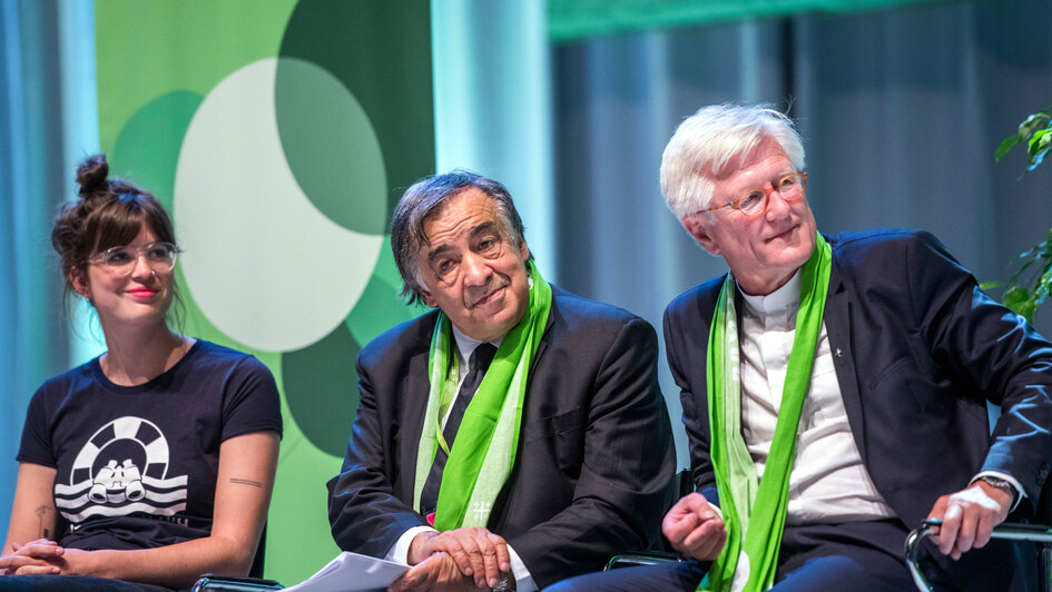 Podiumsveranstaltung 'Gemeinsam für offene Häfen in Europa' beim evangelischen Kirchentag in Dortmund am Donnerstag (20.06.19) mit Palermos Bürgermeister Leoluca Orlando (M.) im Gespräch über humane Flüchtlingspolitik mit dem Ratsvorsitzenden der Evangeli