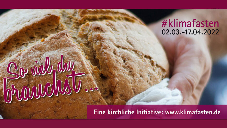 Motivbild Klimafasten: Hände mit frisch gebackenem Brot