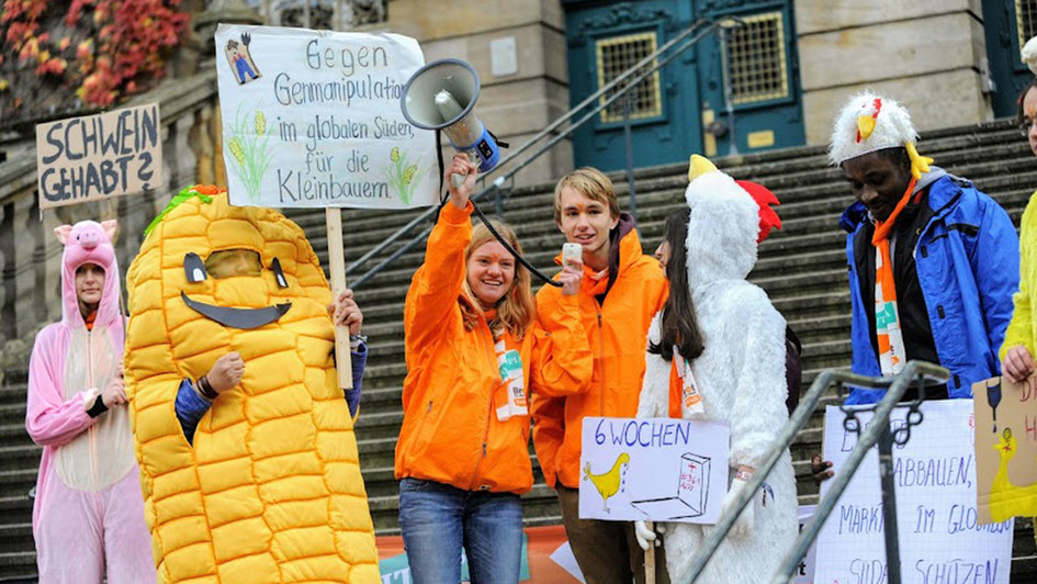 Sven Dörfel bei einer Straßenaktion für den Klimawandel