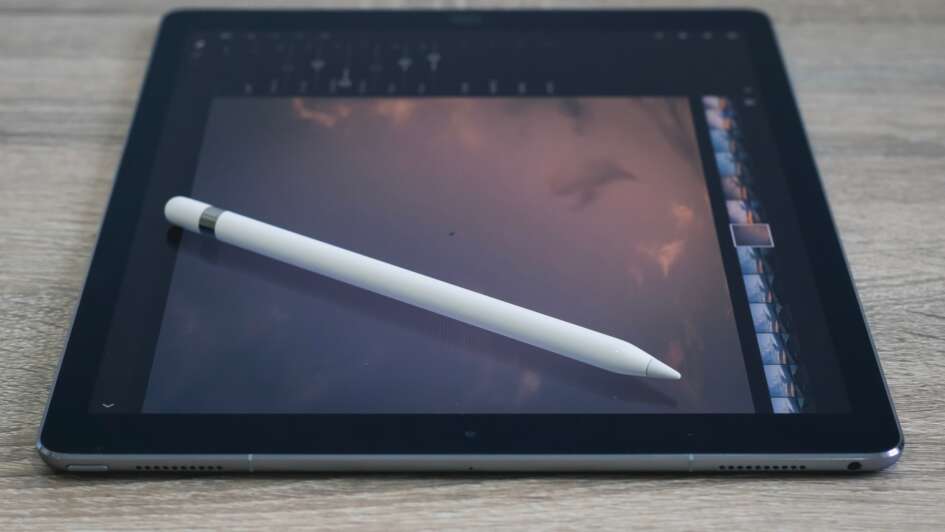 Tablet, das einen Himmel zeigt Tablet, das einen Himmel zeigt