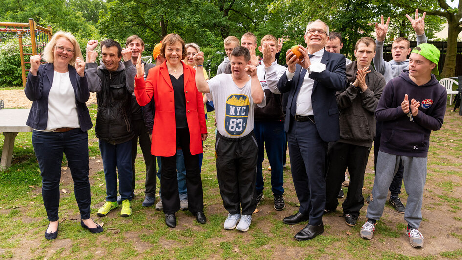 Annette Kurschus und Ulrich Lilie mit ukrainischen Flüchtlingen in Bethel