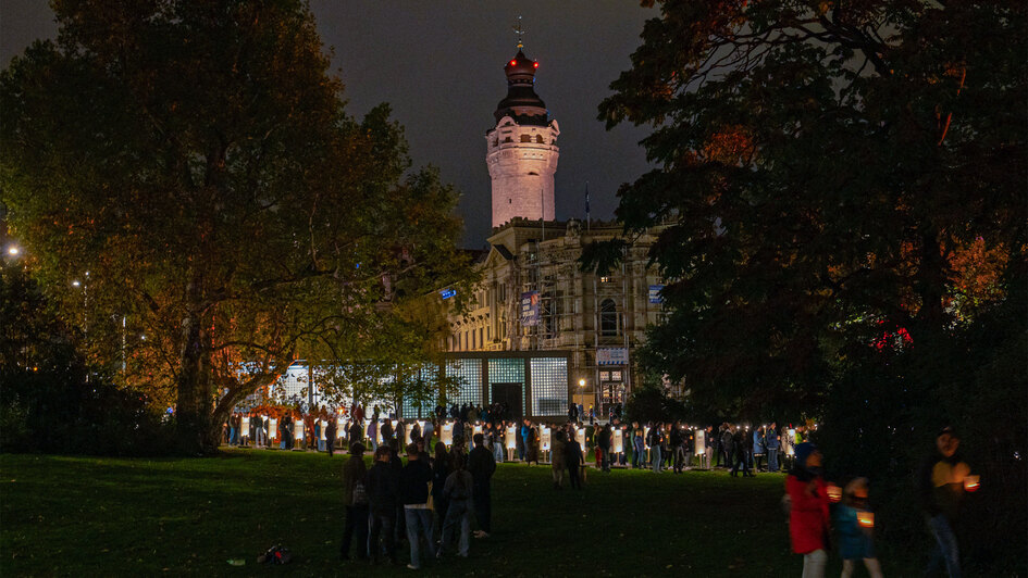 Zahlreiche Menschen feiern das Lichtfest in Leipzig. Es erinnert an die friedliche Revolution von 1989, als mehr als 70.000 Menschen in Leipzig demonstrierten und damit einen entscheidenden Beitrag zum Mauerfall leisteten.