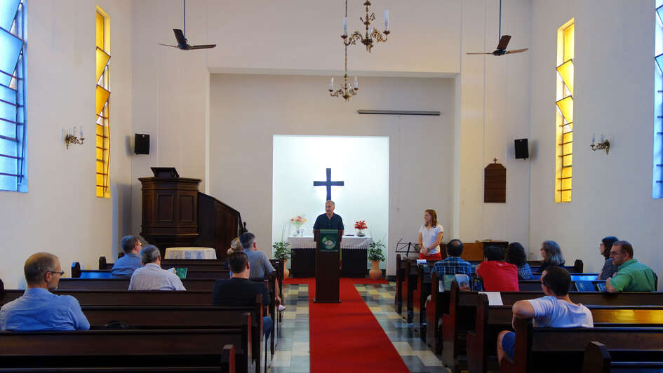 Teilnehmer des Liturgieseminars tauschen sich in einer Kirche aus