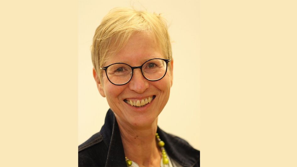 Zu sehen ist die Vorsitzende der EAfA Martina Jakubek. Sie lächelt freundlich in die Kamera