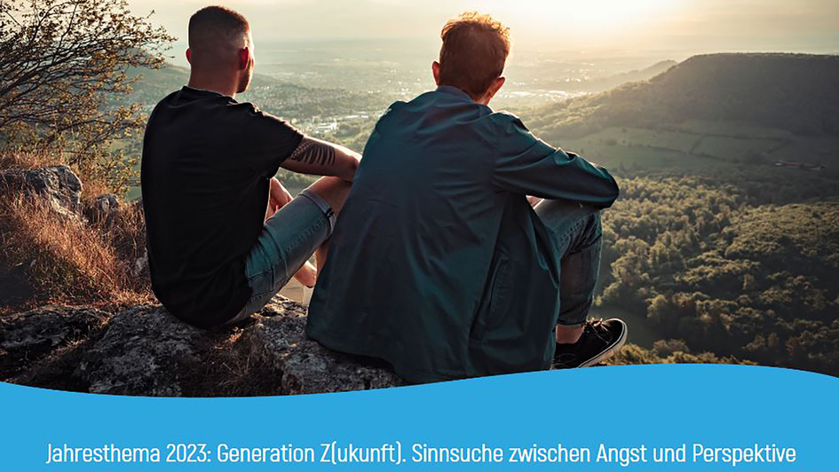Themenbild Woche für das Leben: Zwei junge Männer blicken von einem Felsen in ein Tal.