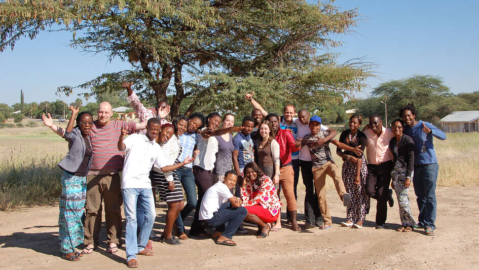 Jugendliche in Namibia mit ihren beiden Trainern Jugendliche in Namibia mit ihren beiden Trainern