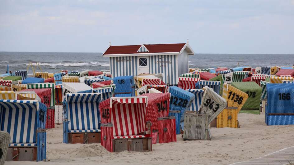 Zu sehen sind die bunten Strandkörbe am Strand von Langeroog