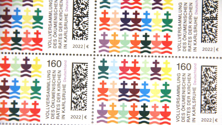 21 bunte Schiffe segeln nebeneinander ueber eine Briefmarke: Zur Vollversammlung des Oekumenischen Rates der Kirchen in Karlsruhe ist eine 160 Cent Sonderbriefmarke erschienen