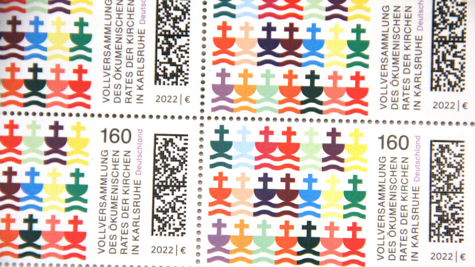 21 bunte Schiffe segeln nebeneinander ueber eine Briefmarke: Zur Vollversammlung des Oekumenischen Rates der Kirchen in Karlsruhe ist eine 160 Cent Sonderbriefmarke erschienen 21 bunte Schiffe segeln nebeneinander ueber eine Briefmarke: Zur Vollversammlung des Oekumenischen Rates der Kirchen in Karlsruhe ist eine 160 Cent Sonderbriefmarke erschienen
