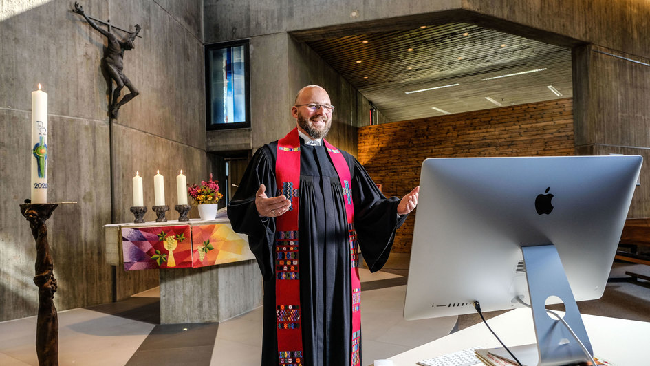 Pfarrer Sebastian Fitzke feiert „Konfirmation per Video“ in der St.-Georg-Kirche in Braunschweig.