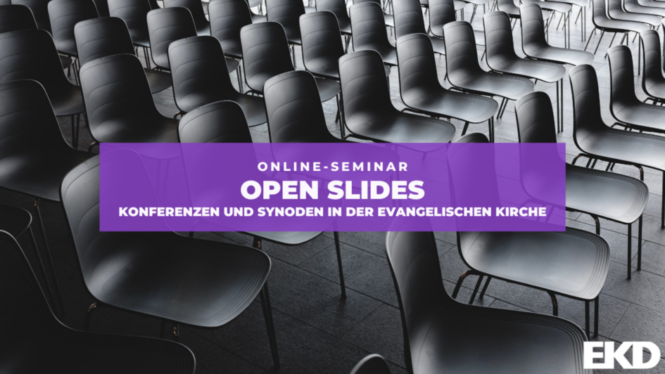 Leere Stühle in reihen in schwarz-weiß. Darauf Text: Online-Seminar. Open Slides