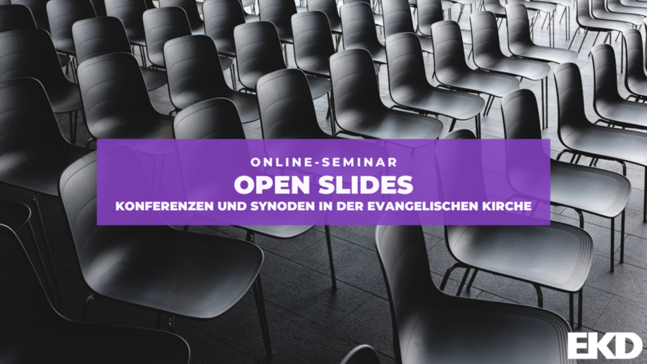 Leere Stühle in reihen in schwarz-weiß. Darauf Text: Online-Seminar. Open Slides Leere Stühle in reihen in schwarz-weiß. Darauf Text: Online-Seminar. Open Slides