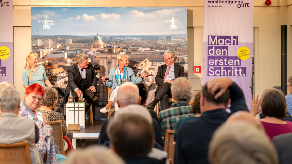 V.l.n.r.: Moderatorin Katharina Gerlach, Landesbischof Friedrich Kramer, Friedensbeauftragter der EKD, Bischöfin Kirsten Fehrs, Ratsvorsitzende der EKD und Dr. Hans-Peter Bartels, ehemaliger Wehrbeauftragter des Bundestags
