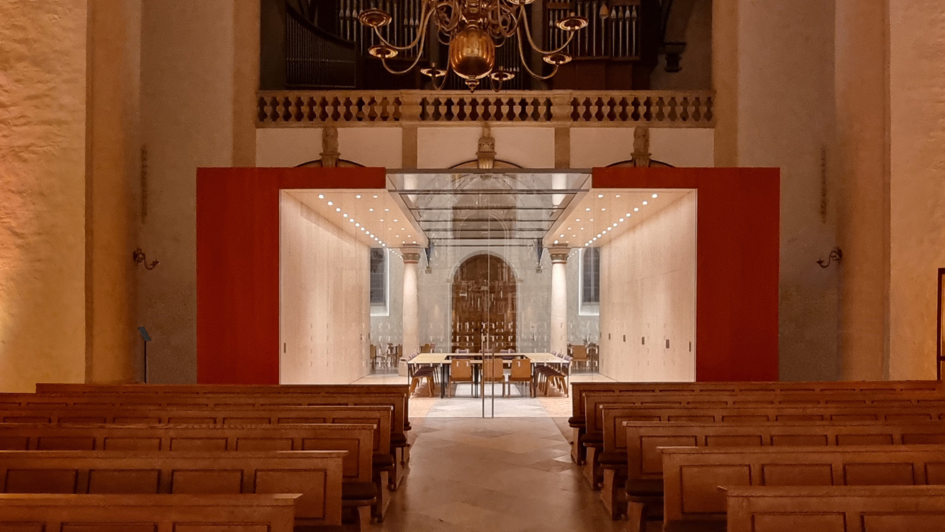 Roter Kubus in der Evangelischen Kirche am Markt in Coesfeld (Nordrhein-Westfalen)