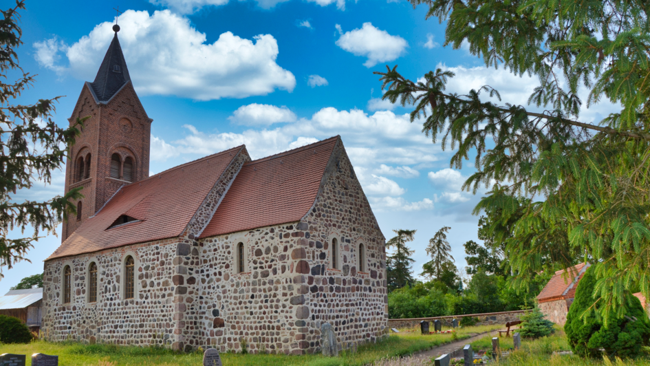 Die Dorfkirche in Deetz ist die „Kirche des Jahres 2025“ der Stiftung zur Bewahrung kirchlicher Baudenkmäler in Deutschland (Stiftung KiBa)