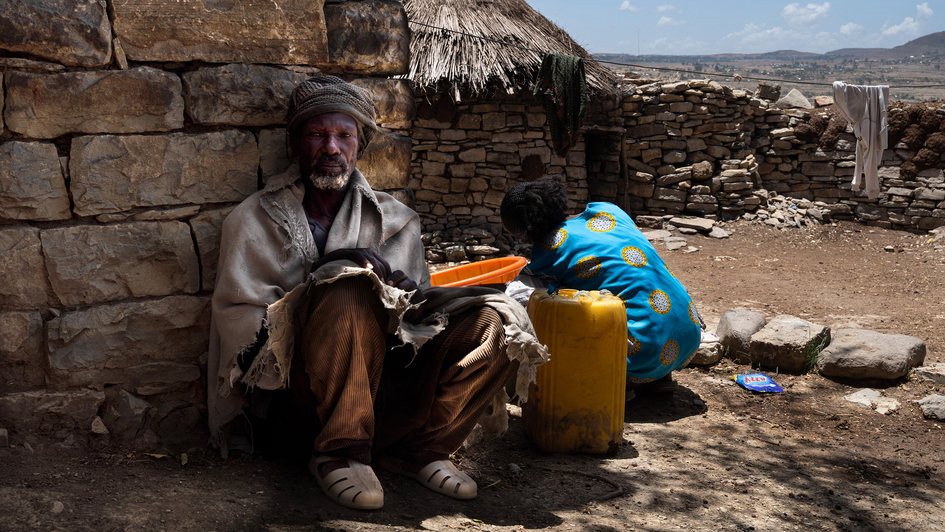 Ein Mann sitzt vor seinem Haus in dem laendlichen Dorf Adi Awuso in der Naehe der Stadt Samre, Tigray, Aethiopien, und erzaehlt, wie sein juengerer Bruder verhungert ist