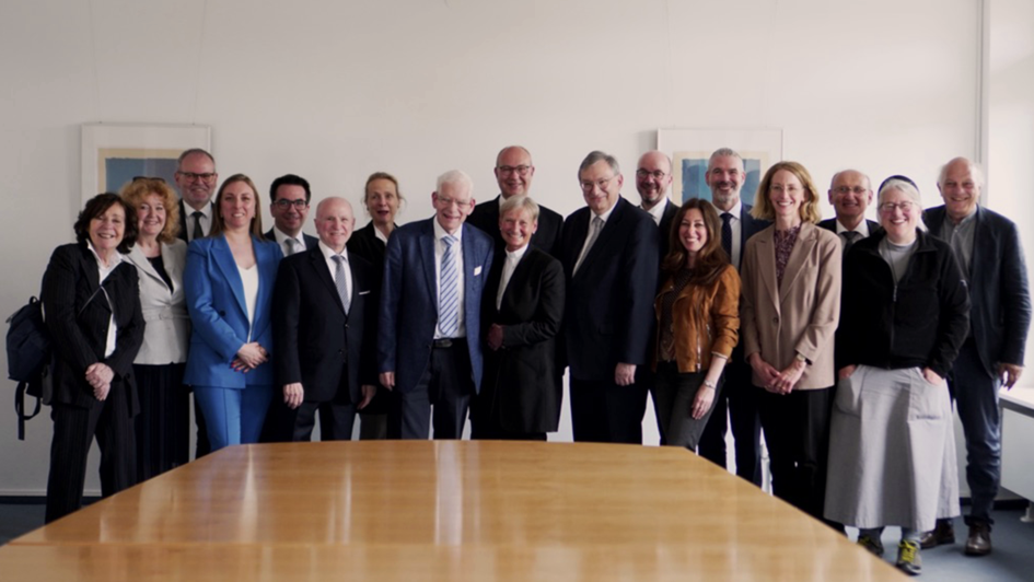 Gruppenfoto, Treffen des Zentralrats der Juden in Deutschland und einer Delegation des Rates der EKD