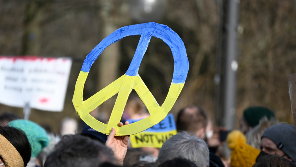 Peaceschild in den Farben der Ukraine auf der Friedenskundgebung in Berlin am 27. Februar 2022