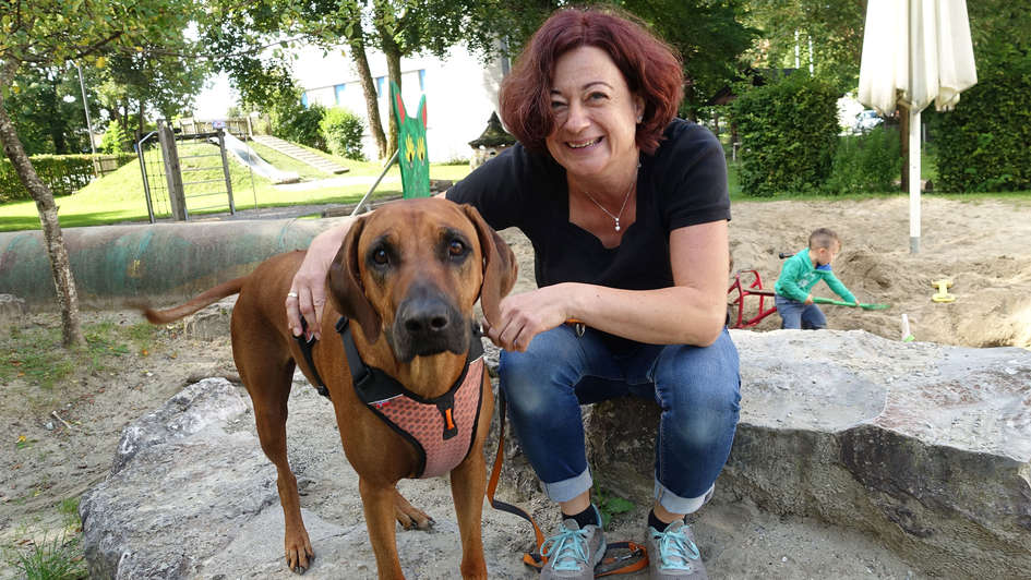 Angelika Mügge mit Hund Nelly