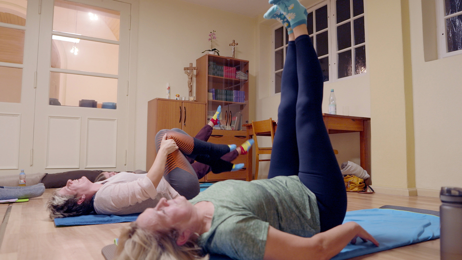 Pilateskurs in der evangelischen Kirche im brandenburgischen Langewahl bei Fuerstenwalde, nahe Berlin (Foto vom 29.10.2025: Kursteilnehmerinnen). Kirchen sind Orte der Gemeinschaft. In Zeiten schwindender Mitglieder suchen die Gemeinden neue Nutzer. Im br