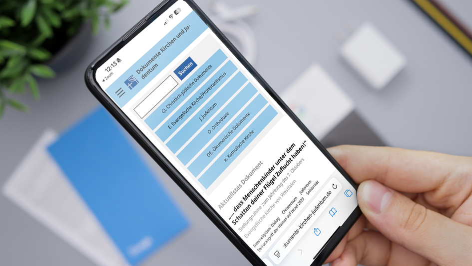 Internet-Plattform „Dokumente Kirchen und Judentum auf einem Smartphone-Display