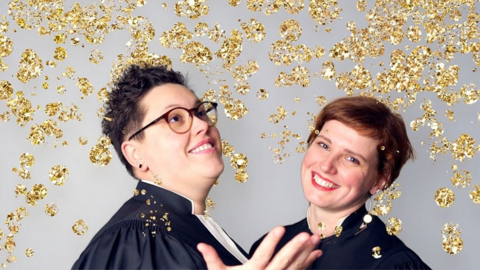 Steffi und Ellen Radke im Talar. Das Bild ist überzogen mit glodenem Glitzer. Steffi und Ellen Radke im Talar. Das Bild ist überzogen mit glodenem Glitzer.