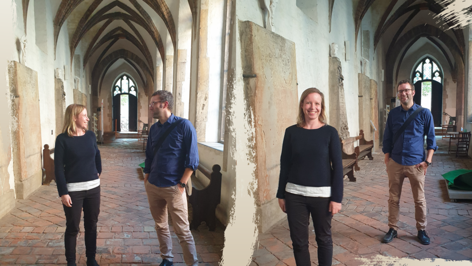 Bild mit zwei Fotos von zwei Menschen (Johanna Klee und Jakob Timmermann). Auf dem ersten sind sie einander zugewandt, beim zweiten sehen sie in die Kamera. Sie stehen in einem Säulen oder Kreuzgang.