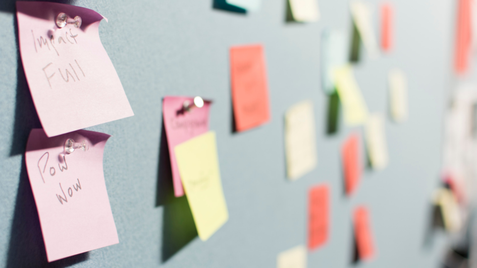 Eine Pinnwand mit Post-Its.
