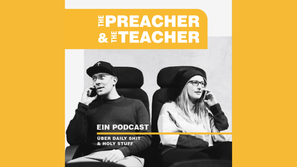 Logo des Podcasts: Steve und Annekathrin sitzen nebeneinander mit einem Smartphone am Ohr. Darauf Text: The Preacher and the Techer. Ein Podcast über Daily Shit & Holy Stuff. Logo des Podcasts: Steve und Annekathrin sitzen nebeneinander mit einem Smartphone am Ohr. Darauf Text: The Preacher and the Techer. Ein Podcast über Daily Shit & Holy Stuff.