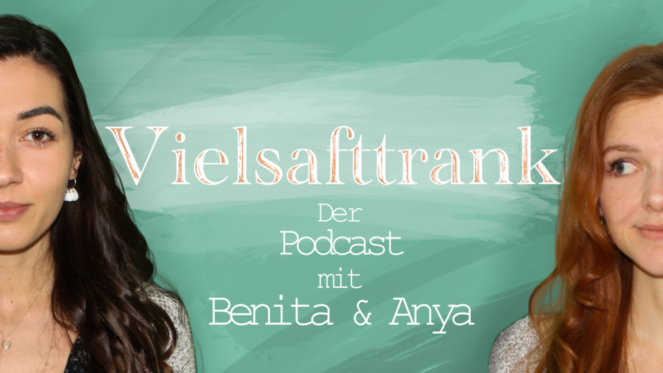 Grafik mit Fotos von benita und Anya. Dazwischen Text: Vielsafttrank. Der Podcast mit Benita und Anya. Grafik mit Fotos von benita und Anya. Dazwischen Text: Vielsafttrank. Der Podcast mit Benita und Anya.