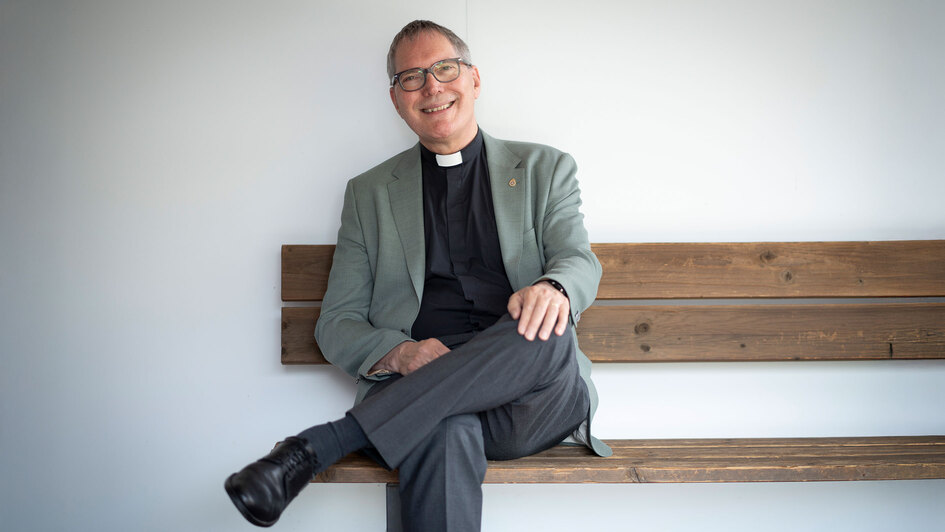 Christopher Easthill, britisch-deutscher Theologe und anglikanischer Priester an der Kirche St. Augustine's of Canterbury in Wiesbaden, Vorsitzender der Arbeitsgemeinschaft Christlicher Kirchen in Deutschland (ACK), portraetiert in Frankfurt am Main am 16