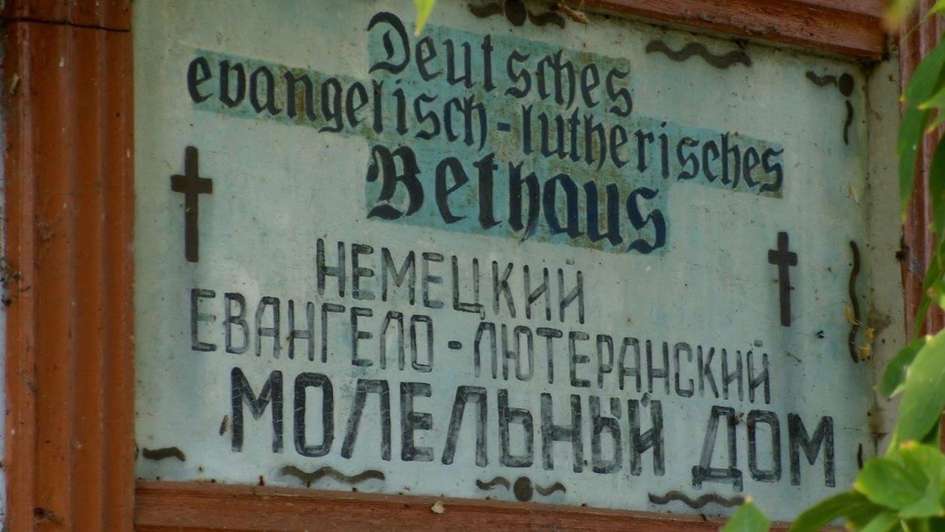 Schriftzug auf einem Bethaus von Russlanddeutschen