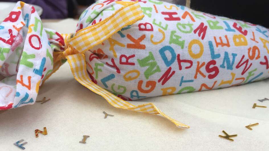 Dekoration für den ersten Schultag, eine kleine, ausgestopfte Schultüte aus Stoff