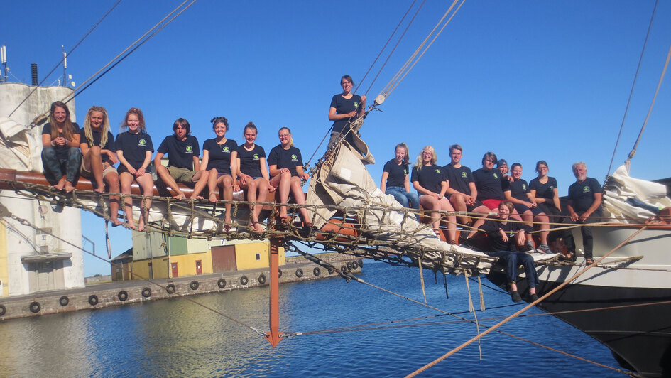 Segelgruppe auf dem Boot im Hafen Segelgruppe auf dem Boot im Hafen