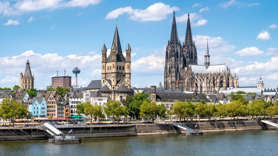 Skyline von Köln mit Dom und Rathaus im Sommer
